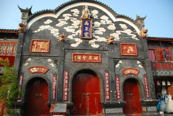 逃离废弃的建筑