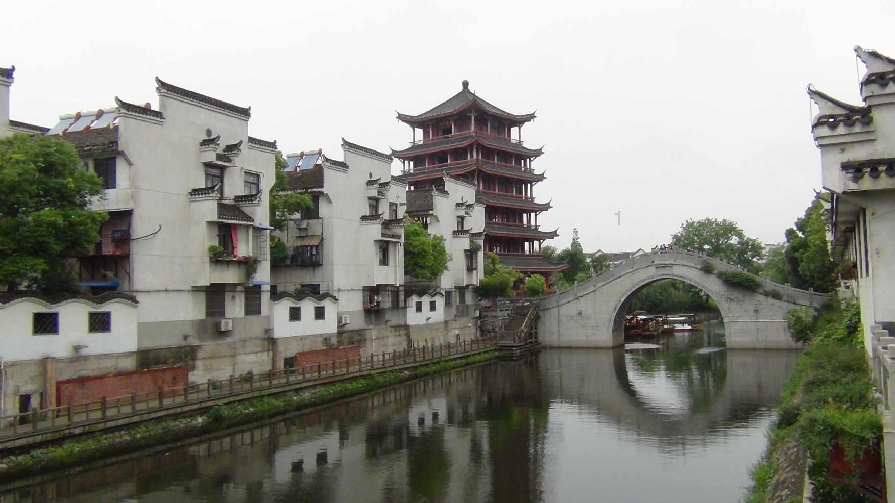 春节前来云南玩,吃云南米线,逛昆明老街,船游滇池这价格贵吗?